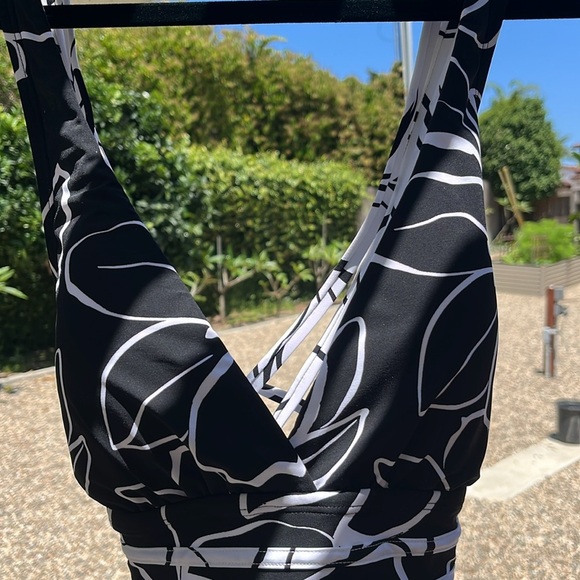 NWT La Blanca Moonlight Crossback One PieceChic Black and White Swimsuit Size 12 - Picture 4 of 9